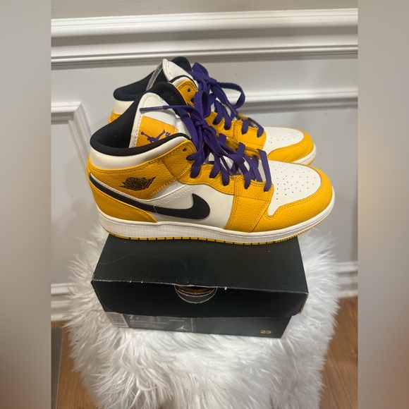 Air Jordan 1 Mid “Lakers “ - Picture 7 of 11